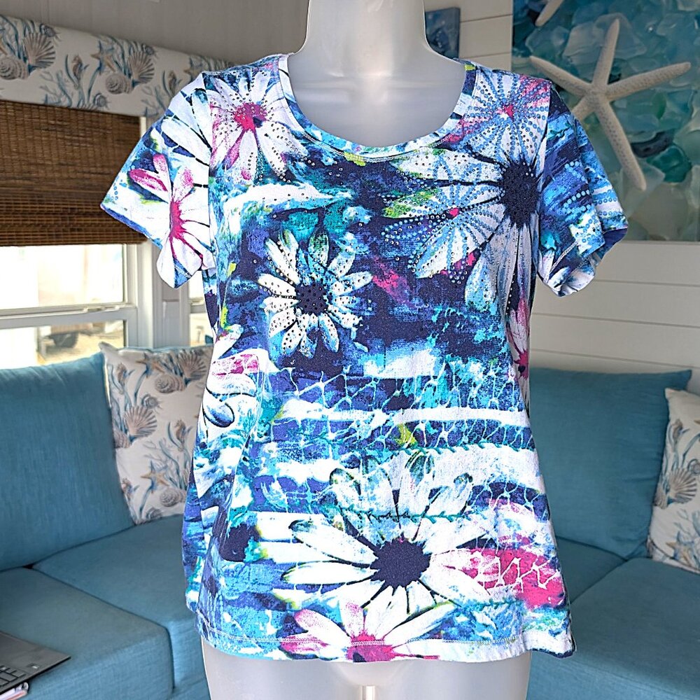 NWOT OnQue Short Sleeve Top Size Small